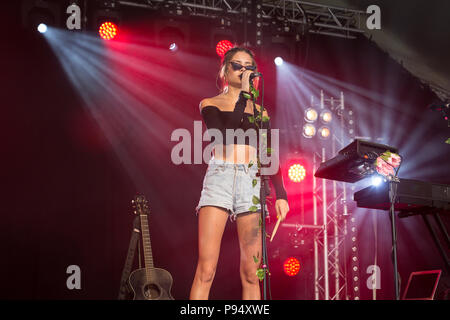 Nina Nesbitt en prestation au Festival 2018 Cornbury, Chadlington, Oxfordshire Crédit : John Lambeth/Alamy Live News Banque D'Images