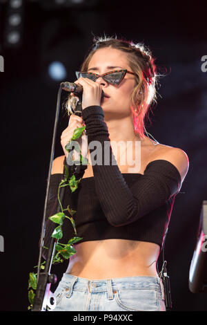 Nina Nesbitt en prestation au Festival 2018 Cornbury, Chadlington, Oxfordshire Crédit : John Lambeth/Alamy Live News Banque D'Images