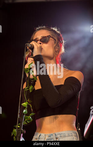 Nina Nesbitt en prestation au Festival 2018 Cornbury, Chadlington, Oxfordshire Crédit : John Lambeth/Alamy Live News Banque D'Images