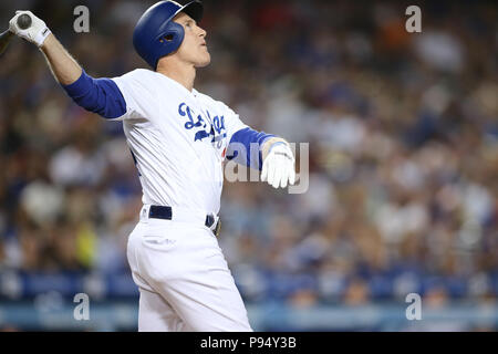 Los Angeles, CA, USA. Le 13 juillet, 2018. Légende de baseball des Dodgers de Los Angeles le deuxième but Chase Utley (26), qui a annoncé sa retraite à la fin de la saison, les yeux son ballon car il dérive faute dans le jeu entre le Los Angeles Angels of Anaheim et les Dodgers de Los Angeles, le Dodger Stadium à Los Angeles, CA. Photographe : Peter terrasse du Musée océanographique. Credit : csm/Alamy Live News Banque D'Images