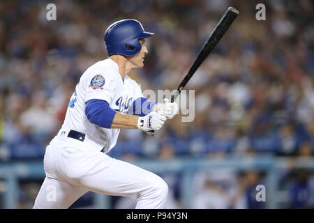 Los Angeles, CA, USA. Le 13 juillet, 2018. Légende de baseball des Dodgers de Los Angeles le deuxième but Chase Utley (26), qui a annoncé sa retraite à la fin de la saison, des yeux la balle comme il tombe dans pour un seul dans le jeu entre le Los Angeles Angels of Anaheim et les Dodgers de Los Angeles, le Dodger Stadium à Los Angeles, CA. Photographe : Peter terrasse du Musée océanographique. Credit : csm/Alamy Live News Banque D'Images