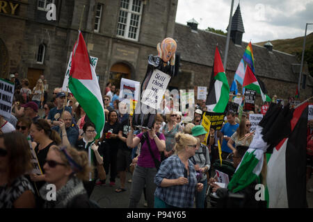 Edimbourg, Ecosse, le 14 juillet 2018. 'Carnival of Resistance' Trump anti-rallye, coïncide avec la visite du président Donald Trump, et son épouse Melania, à l'Ecosse sur un week-end de golf. La manifestation, qui a rassemblé des milliers de personnes protestent contre la politique du président Trump et de sa visite au Royaume-Uni, a fait son chemin depuis le parlement écossais à travers les rues de la ville. Crédit : Jeremy sutton-hibbert/Alamy Live News Banque D'Images