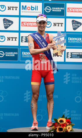 Hambourg, Allemagne. 14 juillet, 2018. Mario Mola de l'Espagne, vainqueur de la Men's triathlon de Hambourg. Photo : Markus Scholz/dpa/Alamy Live News Banque D'Images