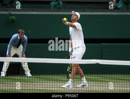 Londres, Royaume-Uni. 14 juillet 2018. Les Championnats de tennis de Wimbledon, jour 12 ; Michael Vénus (NZL) sert d'Action Crédit : Plus de Sports/Alamy Live News Banque D'Images