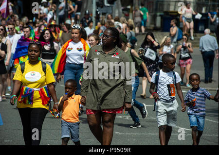 Bristol, Royaume-Uni. 14 juillet 2018. La fierté de Bristol n'est pas seulement l'un des plus grands événements de la fierté au Royaume-Uni, mais l'un des plus grands événements, de Bristol. Les gens sont fiers d'être différents, offrant une fantastique gamme d'activités et de line-up mais en gardant une fierté et qui met en valeur d'événements accessibles et célèbre la communauté LGBT +. La marche a été lancée par le maire de Bristol. Credit : Chandra Prasad/Alamy Live News Banque D'Images