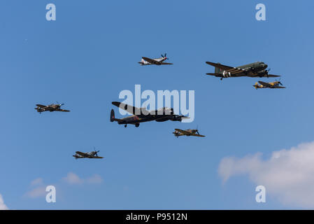 Royal Air Force RAF Battle of Britain Memorial Flight Trenchard Plus formation à Royal International Air Tattoo, RIAT 2018, RAF Fairford. Lancaster, Spitfire, Dakota, l'ouragan Banque D'Images