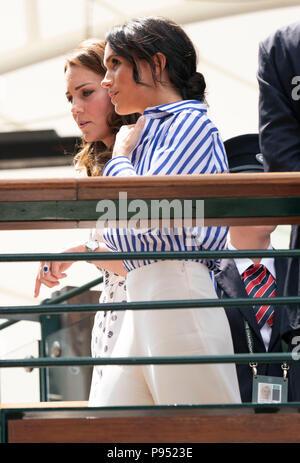 WIMBLEDON - 14 juillet : Kate, duchesse de Cambridge et Meghan, duchesse de Sussex, visiter Wimbledon tennis aujourd'hui, 14 juillet, 2018 pour regarder la finale des femmes gagnés par Kerber. C'était leur première sortie solo ensemble. Photo : © 2018 David Levenson Banque D'Images