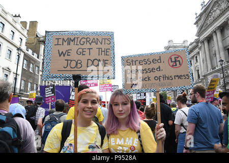 Des centaines de protestation de l'unité assemblée générale à old Palace Yard mars et rassemblement à Whitehall contre Tommy Robinson, Trump et l'extrême-droite sur Old Palace Yard, London, UK. 14 juillet 2018. Banque D'Images