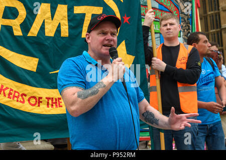 Londres, Royaume-Uni. 14 juillet 2018. Steve Hedley, National Union of Rail, Maritime and Transport Workers (RMT) vice-secrétaire général parle de manifestants se sont réunis dans la cour du palais vieux de s'opposer à la manifestation par les groupes de droite soutenant la campagne pour obtenir la libération de prison l'ancien leader de l'EDL Tommy Robinson et soutenir le président Trump. Crédit : Peter Marshall/Alamy Live News Banque D'Images