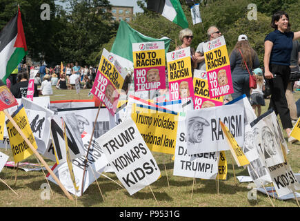 L'Écosse, au Royaume-Uni. 14 juillet 2018. Donald Trump anti 'festival de résistance' montrant des banderoles protestant contre les politiques du président américain DonaldTrump, également quelques drapeaux. Prises sur les prés à Édimbourg, Écosse, Royaume-Uni. Credit : Dallas Carter/Alamy Live News Banque D'Images