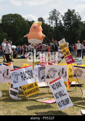 L'Écosse, au Royaume-Uni. 14 juillet 2018. Donald Trump anti événement, un "festival de résistance", montrant l'Atout 'gonflables baby blimp anti avec Donald Trump bannières Crédit : Dallas Carter/Alamy Live News Banque D'Images