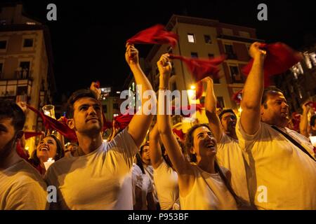 Pamplona, Espagne. 14 juillet 2018. Fin de la fête de San Fermin avec le traditionnel "Pobre de mi' le 14 juillet 2018 Fin de las fiestas de San Fermín con el tradicional Pobre de Mi En La Noche del 14 de Julio Oscar Zubiri / Cordon Cordon Crédit : Presse Presse/Alamy Live News Banque D'Images