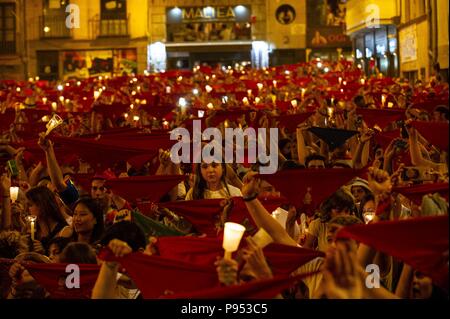 Pamplona, Espagne. 14 juillet 2018. Fin de la fête de San Fermin avec le traditionnel "Pobre de mi' le 14 juillet 2018 Fin de las fiestas de San Fermín con el tradicional Pobre de Mi En La Noche del 14 de Julio Oscar Zubiri / Cordon Cordon Crédit : Presse Presse/Alamy Live News Banque D'Images