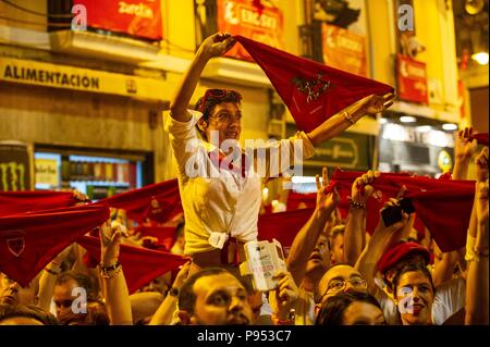 Pamplona, Espagne. 14 juillet 2018. Fin de la fête de San Fermin avec le traditionnel "Pobre de mi' le 14 juillet 2018 Fin de las fiestas de San Fermín con el tradicional Pobre de Mi En La Noche del 14 de Julio Oscar Zubiri / Cordon Cordon Crédit : Presse Presse/Alamy Live News Banque D'Images