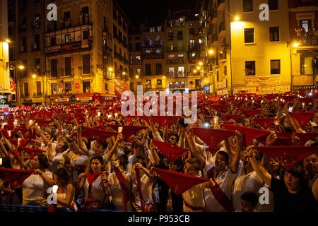 Pamplona, Espagne. 14 juillet 2018. Fin de la fête de San Fermin avec le traditionnel "Pobre de mi' le 14 juillet 2018 Fin de las fiestas de San Fermín con el tradicional Pobre de Mi En La Noche del 14 de Julio Oscar Zubiri / Cordon Cordon Crédit : Presse Presse/Alamy Live News Banque D'Images