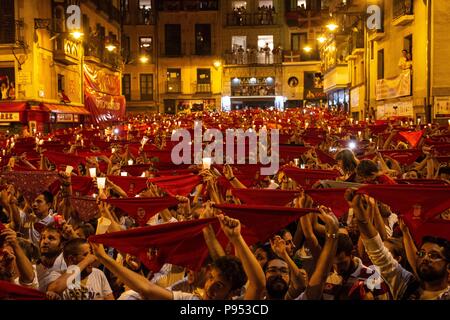 Pamplona, Espagne. 14 juillet 2018. Fin de la fête de San Fermin avec le traditionnel "Pobre de mi' le 14 juillet 2018 Fin de las fiestas de San Fermín con el tradicional Pobre de Mi En La Noche del 14 de Julio Oscar Zubiri / Cordon Cordon Crédit : Presse Presse/Alamy Live News Banque D'Images