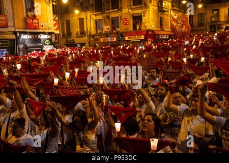 Pamplona, Espagne. 14 juillet 2018. Fin de la fête de San Fermin avec le traditionnel "Pobre de mi' le 14 juillet 2018 Fin de las fiestas de San Fermín con el tradicional Pobre de Mi En La Noche del 14 de Julio Oscar Zubiri / Cordon Cordon Crédit : Presse Presse/Alamy Live News Banque D'Images