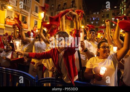 Pamplona, Espagne. 14 juillet 2018. Fin de la fête de San Fermin avec le traditionnel "Pobre de mi' le 14 juillet 2018 Fin de las fiestas de San Fermín con el tradicional Pobre de Mi En La Noche del 14 de Julio Oscar Zubiri / Cordon Cordon Crédit : Presse Presse/Alamy Live News Banque D'Images