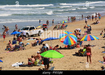 Outer Banks, Caroline du Nord / États-Unis, 14 juillet 2018 : chef des plages à Nags Head en Caroline du Nord pour profiter de la fraîcheur des brises. Credit : D Guest Smith/Alamy Live News Banque D'Images