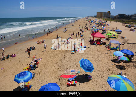 Outer Banks, Caroline du Nord / États-Unis, 14 juillet 2018 : chef des plages à Nags Head en Caroline du Nord pour profiter de la fraîcheur des brises. Credit : D Guest Smith/Alamy Live News Banque D'Images