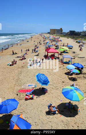 Outer Banks, Caroline du Nord / États-Unis, 14 juillet 2018 : chef des plages à Nags Head en Caroline du Nord pour profiter de la fraîcheur des brises. Credit : D Guest Smith/Alamy Live News Banque D'Images