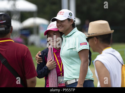 Sylvania, OH, USA. 14 juillet, 2018. Yani Tseng pose pour une photo avec son plus grand fan le jour 3 du Marathon de la LPGA Classic en Sylvanie, Ohio le 13 juillet 2018. Credit : Mark Bialek/ZUMA/Alamy Fil Live News Banque D'Images