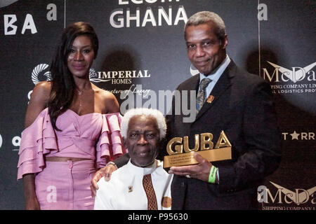 14 juillet 2018. Londres, Angleterre. L À R. Amma Asante, Abbequaye Ernest assis, l'acteur et cinéaste, l'acteur Hugh Quarshie. Stormzy entre Lauréats GUBA Awards à Londres. GUBA (Ghana UK Base) a eu lieu à l'O2 Intercontinental Hotel, North Greenwich, Londres. L'ancien Président du Ghana, Jerry John Rawlings, a parlé et a donné des bourses d'autres sommités seront notamment la réalisatrice Amma Asante Pedersen, Hugh Quarshie, George Boateng, Nana Abu Anamoah Buatsi, Joshua. © Peter Hogan/Alamy Live News Banque D'Images