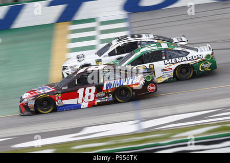 14 juillet 2018 - Sparte, Kentucky, États-Unis d'Amérique - Kyle Busch (18) apporte sa voiture de course à l'avant et pendant l'État Quaker 400 au Kentucky Speedway à Sparte, Kentucky. (Crédit Image : © Chris Owens Asp Inc/ASP via Zuma sur le fil) Banque D'Images