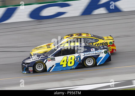 14 juillet 2018 - Sparte, Kentucky, États-Unis d'Amérique - Jimmie Johnson (48) apporte sa voiture de course à l'avant et pendant l'État Quaker 400 au Kentucky Speedway à Sparte, Kentucky. (Crédit Image : © Chris Owens Asp Inc/ASP via Zuma sur le fil) Banque D'Images