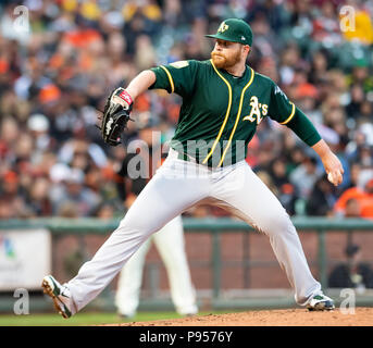 San Francisco, Californie, USA. 14 juillet, 2018. Oakland Athletics le lanceur partant Brett Anderson (30), offre au cours d'un match entre la MLB Oakland Athletics et les Giants de San Francisco à AT&T Park à San Francisco, Californie. Valerie Shoaps/CSM/Alamy Live News Banque D'Images