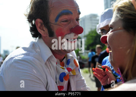 São Paulo, Brésil. 15 juillet 2018. SAO PAULO SP, SP 15/07/2018 : FLASHMOB CLOWN clowns et artistes ont applaudi les piétons sur les rues de l'Avenue Paulista de SÃ£o Paulo. L'action a la devise sourire est la meilleure médecine. Credit : Cris Faga/ZUMA/Alamy Fil Live News Banque D'Images