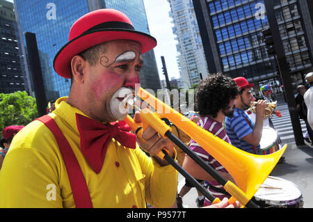 São Paulo, Brésil. 15 juillet 2018. SAO PAULO SP, SP 15/07/2018 : FLASHMOB CLOWN clowns et artistes ont applaudi les piétons sur les rues de l'Avenue Paulista de SÃ£o Paulo. L'action a la devise sourire est la meilleure médecine. Credit : Cris Faga/ZUMA/Alamy Fil Live News Banque D'Images