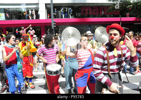 São Paulo, Brésil. 15 juillet 2018. SAO PAULO SP, SP 15/07/2018 : FLASHMOB CLOWN clowns et artistes ont applaudi les piétons sur les rues de l'Avenue Paulista de SÃ£o Paulo. L'action a la devise sourire est la meilleure médecine. Credit : Cris Faga/ZUMA/Alamy Fil Live News Banque D'Images