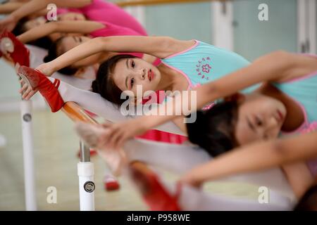 Shijiazhuang, Province de Hebei en Chine. 15 juillet, 2018. La pratique des compétences enfants danse dans un centre de formation pendant leurs vacances d'été dans le comté de Nanhe, Chine du nord, dans la province du Hebei, le 15 juillet 2018. Credit : Zhu Xudong/Xinhua/Alamy Live News Banque D'Images