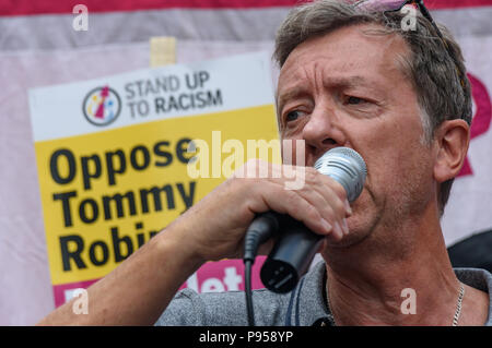 Londres, Royaume-Uni. 14 juillet 2018. Peter Kavanagh de Unite the Union London et de l'Est prend la parole à l'Affronter le racisme et s'unir contre le fascisme rassemblement à Whitehall a quelques centaines de mètres de l'aile droite de 'Tommy' contre près de Downing St, avec la police garde l'endroit entre les deux manifestations claires. .Le rallye a continué avec un petit sound system bu Crédit : Peter Marshall/Alamy Live News Banque D'Images