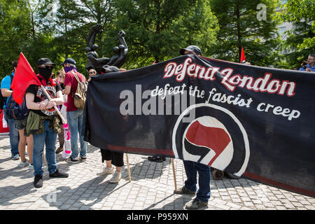 Londres, Royaume-Uni. 14 juillet, 2018. Anti-fascistes monter aux côtés de la Brigade internationale memorial de Jubilee Gardens avant de marcher à travers Londres pour s'opposer à l'extrême-droite 'gratuitement' Tommy (Robinson) et les partisans d'Atout' 'Bienvenue' Trump marches. Credit : Mark Kerrison/Alamy Live News Banque D'Images