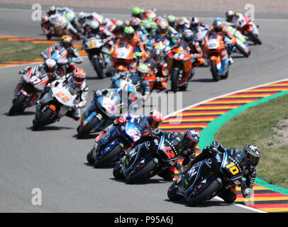 Hohenstein-Ernstthal, Allemagne. 15 juillet, 2018. Le Grand Prix moto d'Allemagne, Moto2 au Sachsenring : Luca Marini (10) de l'Italie mène après le début de sa KALEX VALUATIONS devant son compatriote Francesco Bagnaia (également sur une KALEX VALUATIONS). Crédit : Jan Woitas/dpa-Zentralbild/dpa/Alamy Live News Banque D'Images