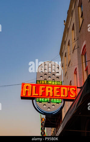 Alfred's de la musique live et une excellente cuisine neon sign at Dusk Banque D'Images