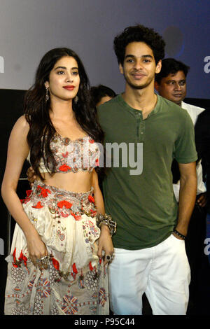 Kolkata, Inde. Le 13 juillet, 2018. Acteur Ishaan Khattar(à gauche) et l'actrice Jhanvi Kapoor (droite) prendre part à un événement de promotion pour leur prochain film 'Dhadak' à Inox. Credit : Saikat Paul/Pacific Press/Alamy Live News Banque D'Images