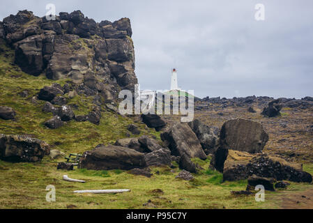 Reykjanesviti - le plus ancien phare en Islande, situé sur un Reykjanesskagi - Péninsule du sud, vue à partir de la zone du mont Valahnukur Banque D'Images