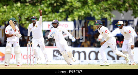 Le Sri Lanka. 14 juillet, 2018. Sans succès au Sri Lanka a recours pour décision au cours de la troisième journée de l'ouverture test match entre le Sri Lanka et l'Afrique du Sud au stade de cricket international le Galle dans Galle le 14 juillet 2018. Credit : Lahiru Harshana/Pacific Press/Alamy Live News Banque D'Images