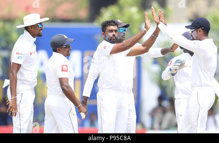 Le Sri Lanka. 14 juillet, 2018. Sri Lanka a Dilruwan Perera(L3) célèbre après qu'il a rejeté Wiket au cours de la troisième journée de l'ouverture test match entre le Sri Lanka et l'Afrique du Sud au stade de cricket international le Galle dans Galle le 14 juillet 2018. Credit : Lahiru Harshana/Pacific Press/Alamy Live News Banque D'Images