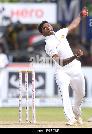 Le Sri Lanka. 14 juillet, 2018. Sri Lanka's Lakshan Sandakan ball au cours de la troisième journée de l'ouverture test match entre le Sri Lanka et l'Afrique du Sud au stade de cricket international le Galle dans Galle le 13 juillet 2018 Crédit : Lahiru Harshana/Pacific Press/Alamy Live News Banque D'Images