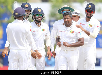 Le Sri Lanka. 14 juillet, 2018. Sri Lanka's Rangana Herath (R2) célèbre avec ses coéquipiers après qu'il a rejeté au cours de l'Afrique du Sud guichet troisième jour de l'ouverture test match entre le Sri Lanka et l'Afrique du Sud au stade de cricket international le Galle dans Galle le 14 juillet 2018 Crédit : Lahiru Harshana/Pacific Press/Alamy Live News Banque D'Images