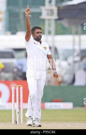 Le Sri Lanka. 14 juillet, 2018. Sri Lanka a Dilruwan Perera célèbre après wicket au cours de la troisième journée de l'ouverture test match entre le Sri Lanka et l'Afrique du Sud au stade de cricket international le Galle dans Galle le 14 juillet 2018. Credit : Lahiru Harshana/Pacific Press/Alamy Live News Banque D'Images