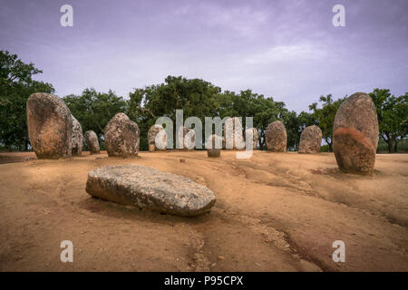 Almendres Cromlech un complexe mégalithique de plus de Stonehenge et possible site religieuses ou les cérémonies. Banque D'Images