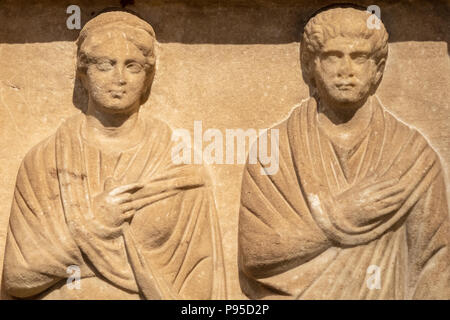 Cette stèle est grave, d'Herculanum la femme et l'homme avec le défilement, Pentelic Marble, trouvés dans l'Attique, Naiskos avec piliers, Gallien, 261-268 AD. Banque D'Images