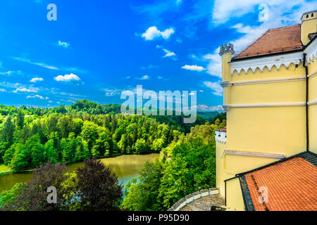 Vue colorée au château de Trakoscan à Hrvatsko Zagorje, attraction touristique populaire. Banque D'Images