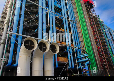Détail de la haute technologie moderne de l'architecture du centre Georges Pompidou, avec tuyaux colorés à Paris, France. Le bâtiment a été conçu par l'archi Banque D'Images