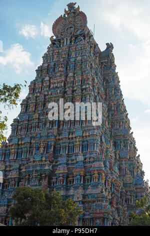 L'histoire 9 Le nord de Gopuram, ou la passerelle, de la tour du temple Meenakshi couvrant 45 acres dans la ville de Madurai dans l'Etat du Tamil Nadu, Inde Banque D'Images